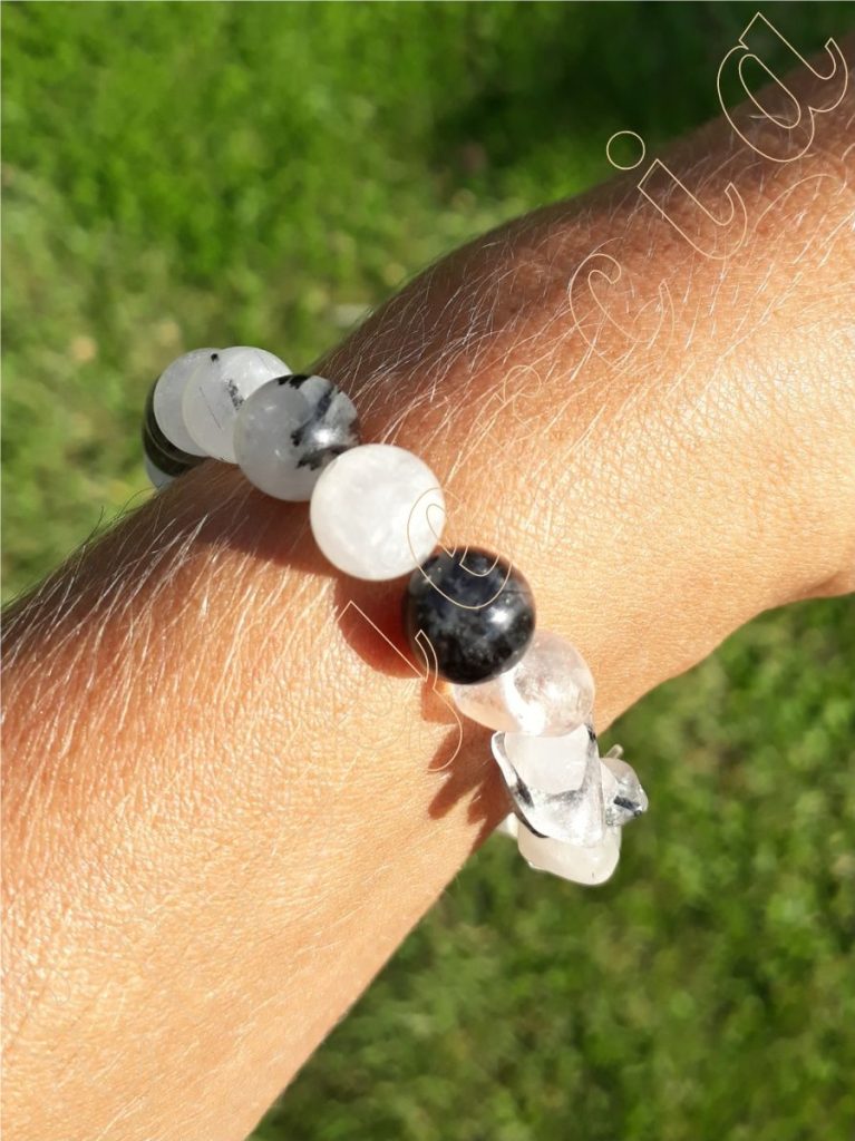 Bracelet-quartz-fume-8-mm-et-chips-adelyne-enegercia-poignet