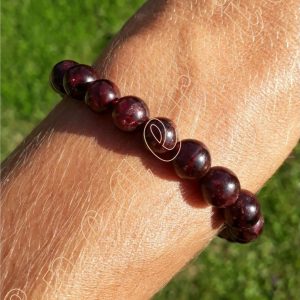 Bracelet-pierre-de-grenat-almandin-8-mm-sur-soi