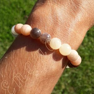 Bracelet-pierre-de-lune-perles-8-mm-sur-soi