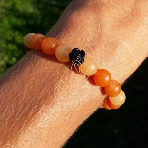 Bracelet-pierres-en-aventurine-orange-et-perle-en-fleur-agate-noire-8-mm-sur-soi