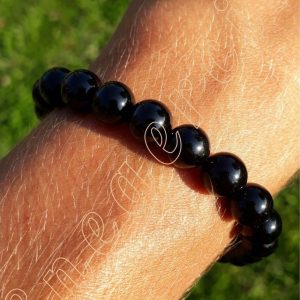 Bracelet-tourmaline-noire-8mm-adelyne-enegercia-poignet
