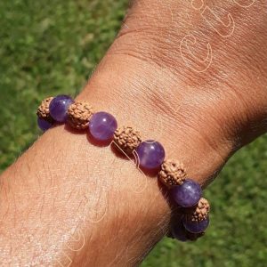 Bracelet-amethyste-et-graine-de-shiva-adelyne-enegercia-poignet