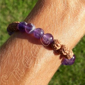 Bracelet-amethyste-et-graine-de-shiva-unique-adelyne-enegercia-poignet