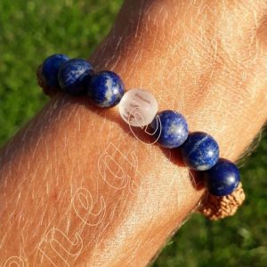 Braelet-en-lapis-lazuli-graine-de-shiva-et-perle-cristal-om-poignet