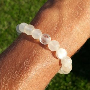 Bracelet-en-selenite-cristal-de-roche-8mm-adelyne-enegercia-poignet-f