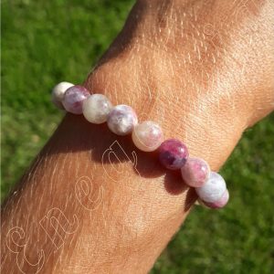 bracelet-en-tourmaline-rose-rubellite-8-mm-adelyne-enegercia-poignet