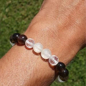 Bracelet-quartz-fume-selenite-et-cristal-de-roche-8-mm-adelyne-enegercia-poignet-1