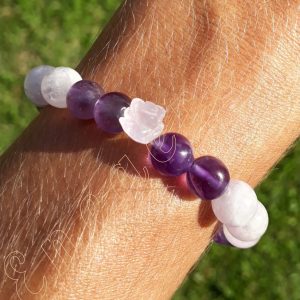 Bracelet-amethyste-2-couleurs-alternees-et-fleur-adelyne-enegercia-poignet