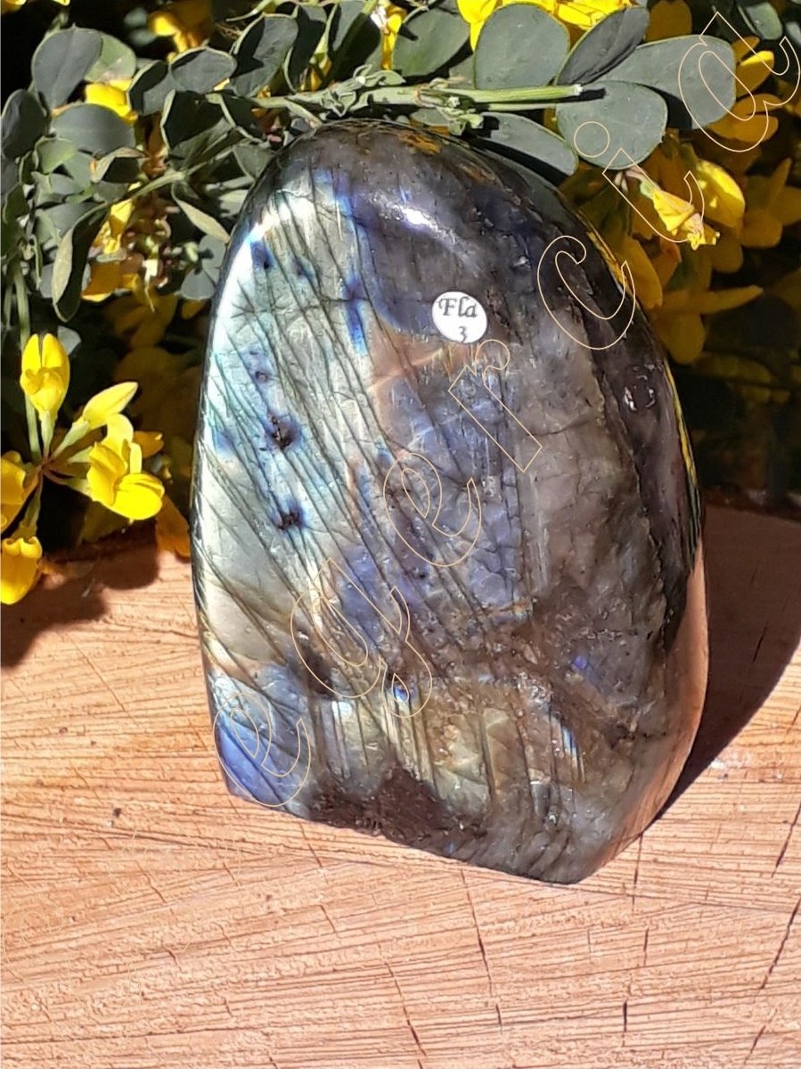labradorite-a-poser-forme-libre-Madagascar-adelyne-enegercia-fla3-4