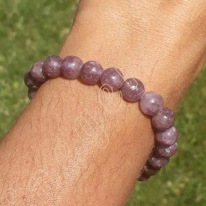 Bracelet-lepidolite-pourpre-naturelle-adelyne-enegercia-poignet