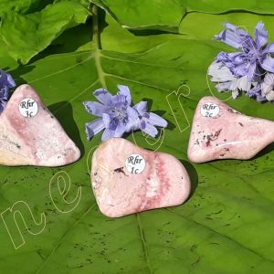 Rhodonite-roulee-du-Bresil-1-a-3c-adelyne-enegercia