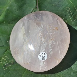 galet-quartz-rose-effet-oeil-de-chat-madagascar-adelyne-enegercia-1h