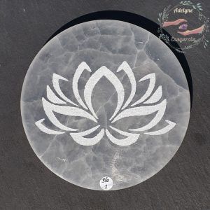 Plaque-selenite-gypse-fibreux-maroc-grave-fleur-de-lotus-adelyne-enegercia-slo-1