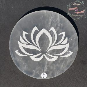 Plaque-selenite-gypse-fibreux-maroc-grave-fleur-de-lotus-adelyne-enegercia-slo-2-1