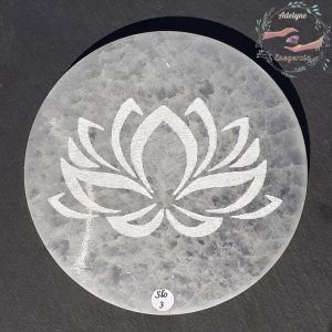 Plaque-selenite-gypse-fibreux-maroc-grave-fleur-de-lotus-adelyne-enegercia-slo-3-2