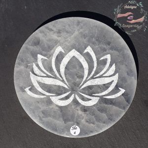 Plaque-selenite-gypse-fibreux-maroc-grave-fleur-de-lotus-adelyne-enegercia-slo-4