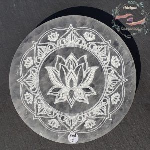 Plaque sélénite gypse fibreux maroc gravé mandala et fleur de lotus adelyne-enegercia sml 1 1