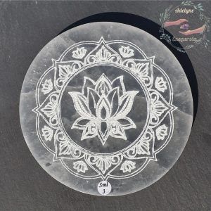 Plaque sélénite gypse fibreux maroc gravé mandala et fleur de lotus adelyne-enegercia sml 3