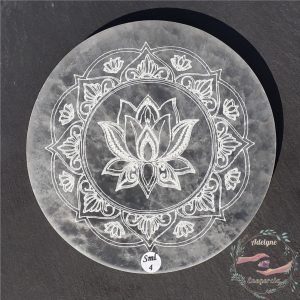 Plaque sélénite gypse fibreux maroc gravé mandala et fleur de lotus adelyne-enegercia sml 4